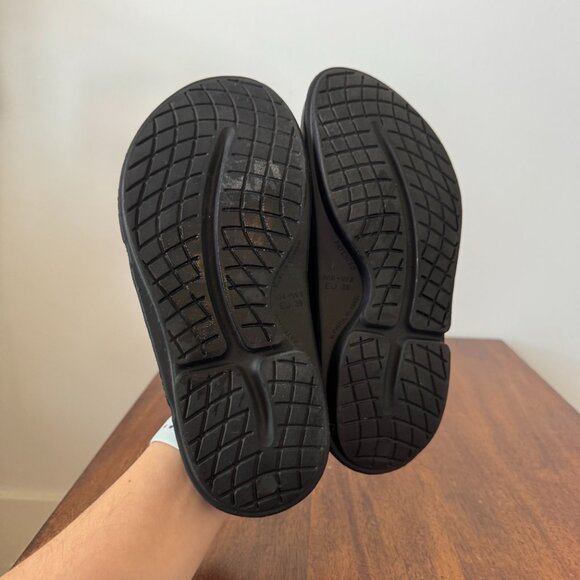 OOFOS OOahh Sport Flex Slide Black/White - Picture 7 of 9